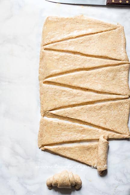 Intagliare dei rettangoli e arrotolare i cornetti - Ricetta Cornetti Integrali al miele