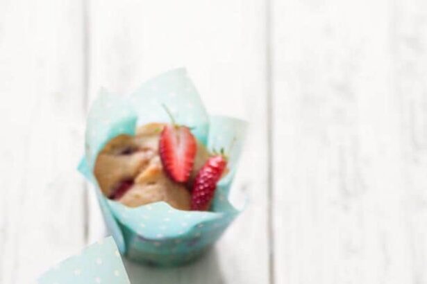 Muffin alle Fragole - Ricetta Muffin alle Fragole alti, soffici, con fragole in pezzi