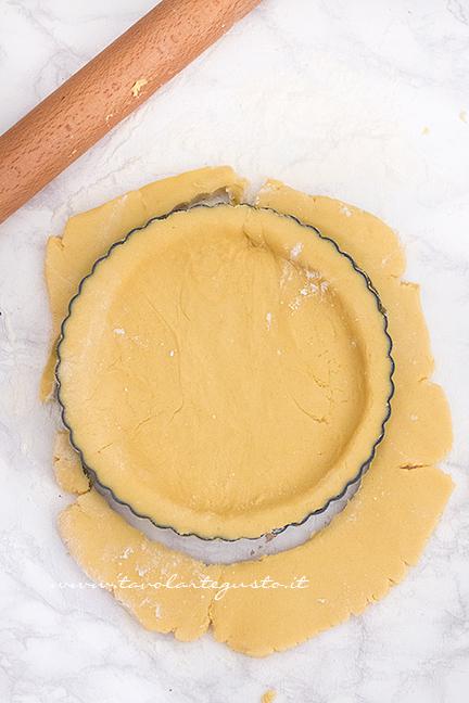 Stendere la frolla nello stampo - Ricetta Crostata morbida di Ciliegie - Ricetta di Tavolartegusto