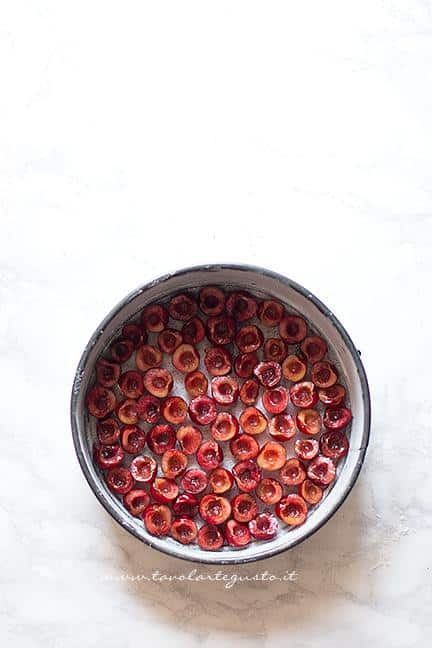 Ia base della torta di ciliegie - Ricetta Torta soffice alle Ciliegie