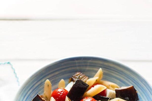 Pasta fredda con Melanzane - Ricetta Pasta fredda con melanzane e mozzarella - Ricetta di Tavolartegusto