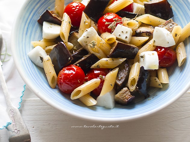 Pasta fredda con melanzane - Ricetta di Tavolartegusto