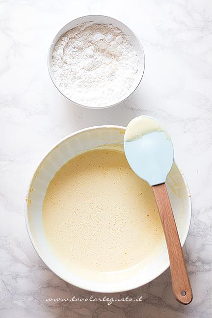Preparare l'impasto della torta - Ricetta Torta soffice alle Ciliegie