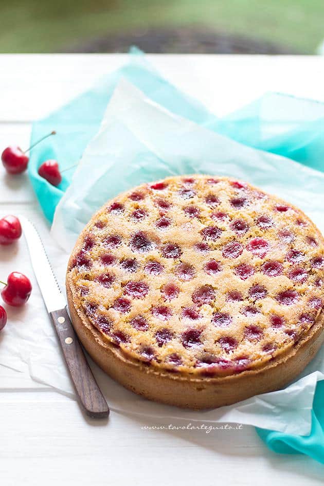 Torta soffice alle Ciliegie appena rovesciata - Ricetta Torta morbida alle ciliegie