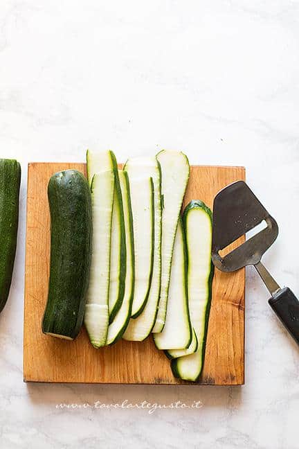 Affettare le zucchine sottili - Ricetta Spiedini di Zucchine