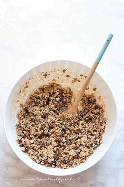 Aggiungere il miele e lo sciroppo d'acero e girare - Ricetta Barrette ai Cereali