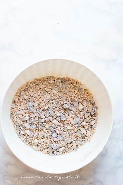 Mecolare i cereali, semi e frutta secca con la farina integrale - Ricetta Barrette ai Cereali