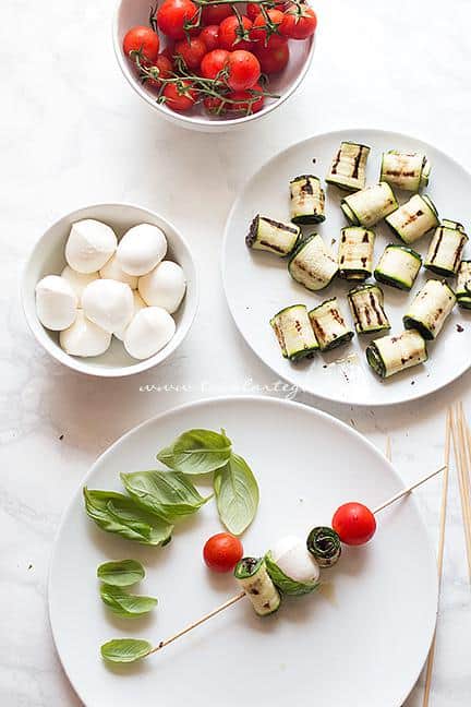 Realizzare gli spiedini con le zucchine, mozzarelline e pomodorini - Ricetta Spiedini di Zucchine