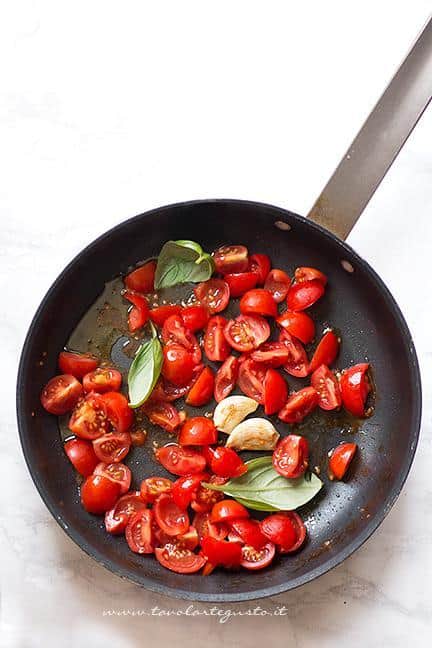 Preparare il sughetto con i pomodorini1 Ricetta Melanzane a funghetto 