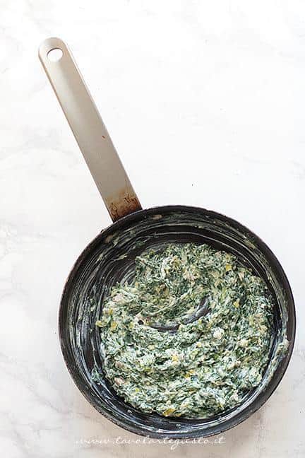 Aggiungere e la ricotta agli spinaci - Ricetta Stella di pasta sfoglia