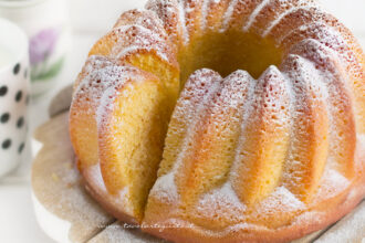 Ciambellone allo yogurt - Ricetta Ciambellone allo yogurt sofficissimo