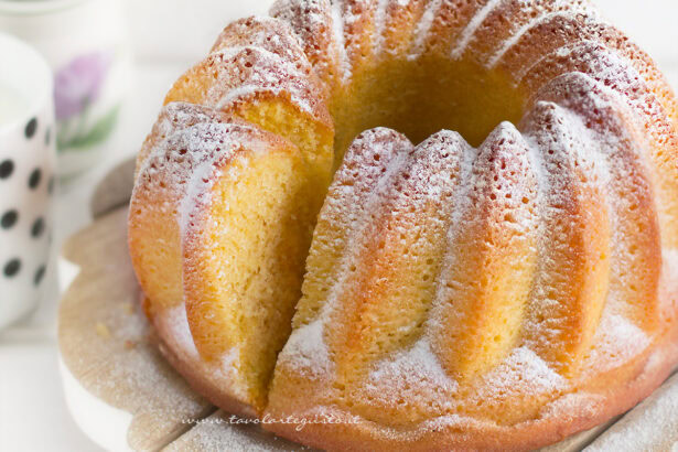 Ciambellone allo yogurt - Ricetta Ciambellone allo yogurt sofficissimo