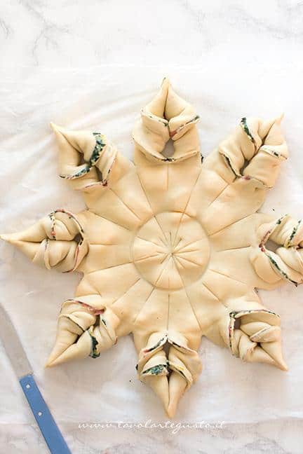 Incidere il centro della stella con il coltello -- Ricetta Stella di pasta sfoglia salata