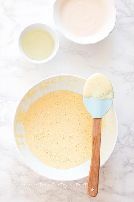 Montare uova, zucchero e aromi - Ricetta Ciambellone allo yogurt