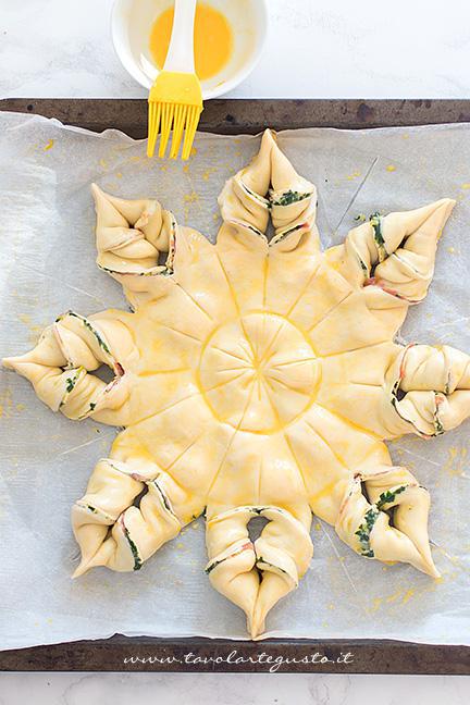 Pennellare con tuorlo - Ricetta Stella di pasta sfoglia