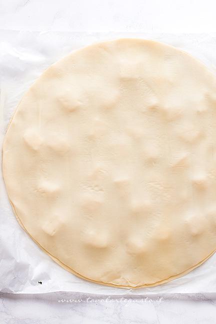 Richiudere la torta salata con l'altro disco di pasta sfoglia - Ricetta Stella di pasta sfoglia