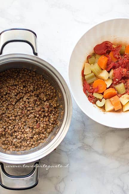 Scolare le lenticchie e mettere da parte le verdure - Ricetta Polpette di lenticchie