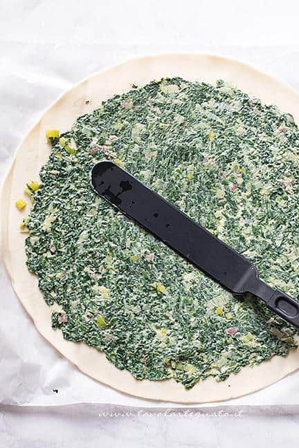 Stendere la crema di spinaci sul disco di pasta sfoglia - Ricetta Stella di Pasta Sfoglia