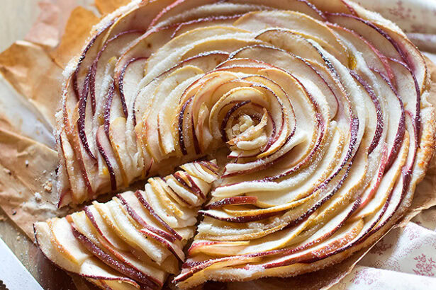 Torta di mele e pasta sfoglia - Ricetta Torta di mele e pasta sfoglia velocissim - Ricetta di Tavolartegusto