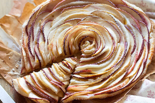 Torta di mele e pasta sfoglia - Ricetta Torta di mele e pasta sfoglia velocissim