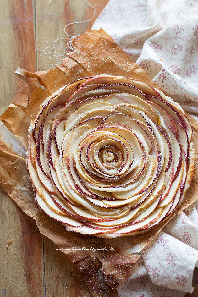 Torta di mele e pasta sfoglia appena sfornata - Ricetta Torta Rosa di mele e pasta sfoglia
