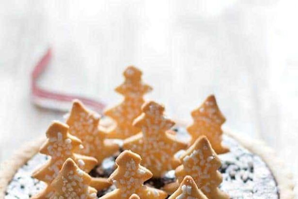 Crostata di Natale (Cioccolato e Cannella) ricoperta di biscottini a forma di alberelli - Ricetta Crostata di Natale