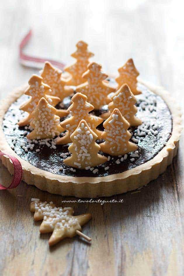 Crostata di Natale (Cioccolato e Cannella) ricoperta di biscottini a forma di alberelli - Ricetta Crostata di Natale - Ricetta di Tavolartegusto