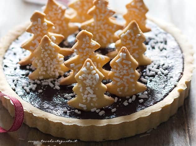 Crostata di Natale (Cioccolato e Cannella) ricoperta di biscottini a forma di alberelli - Ricetta Crostata di Natale-