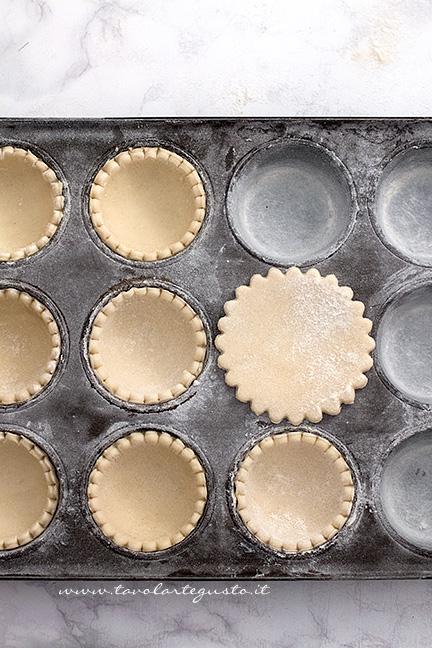 Inserire i gusci nello stampo per muffins - Ricetta Mince Pies