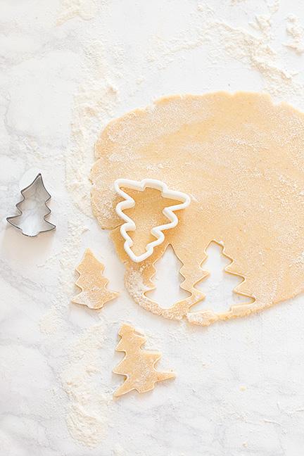 Intgliare i biscotti a forma di alberelli - Ricetta Crostata di Natale