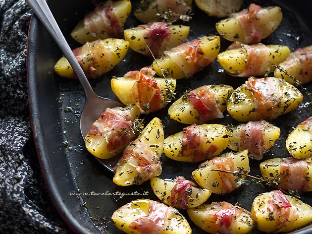 Patate al forno con pancetta - Ricetta Patate al forno con pancetta-