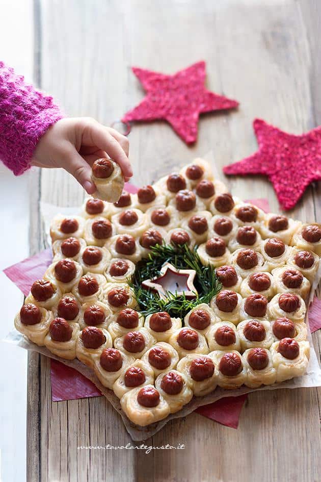 Albero Di Natale Di Pasta Sfoglia.Stella Di Wurstel E Pasta Sfoglia Finger Food Natalizio Ricetta