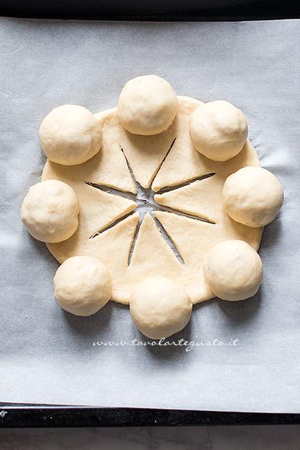Sollevare gli spicchi sulle palline - Ricetta Corona Salata di pan brioche
