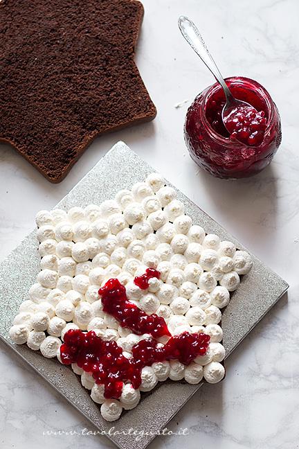 Versare la composta di mirtilli sulla crema - Ricetta Torta Stella al cioccolato