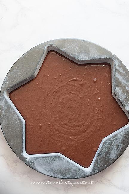 Versare l'impasto al cioccolato in uno stampo a stella - Ricetta Torta Stella al cioccolato