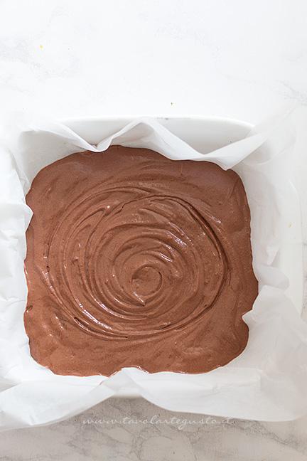 Versare l'impasto in una teglia - Ricetta Mini Cake al cioccolato - Ricetta di Tavolartegusto