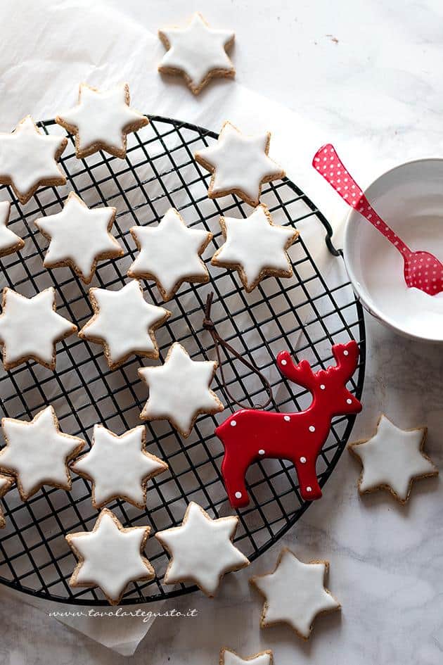 Ricette Biscotti Di Natale Svizzeri.Zimtsterne La Ricetta Originale Dei Biscotti Stelle Di Cannella