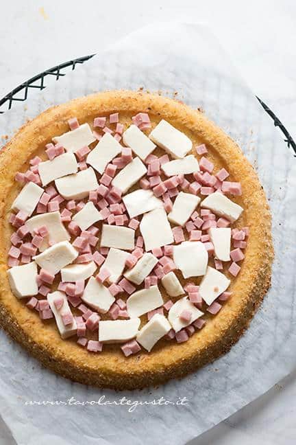 Adagiare nella crostata la farcitura di prosciutto e provola - Ricetta Crostata di Patate
