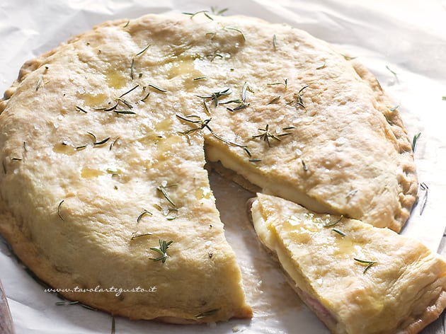 Focaccia senza lievito - Ricetta focaccia senza lievito e senza lievitazione, ripiena e golosa- - Ricetta di Tavolartegusto