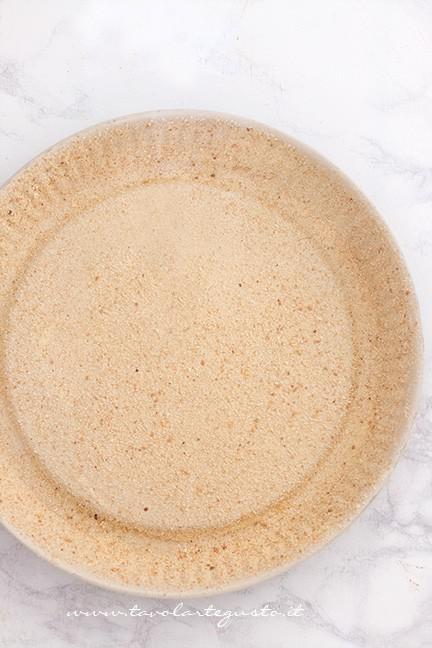 Imburrare lo stampo furbo per crostate - Ricetta Crostata di Patate