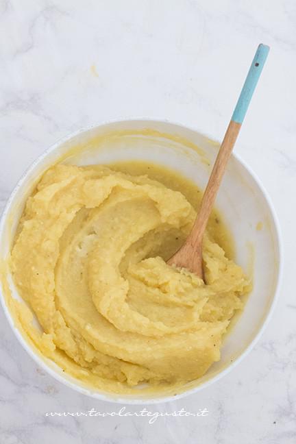 Mescolare la purea di patate con uova, latte e grana - Ricetta Crostata di Patate