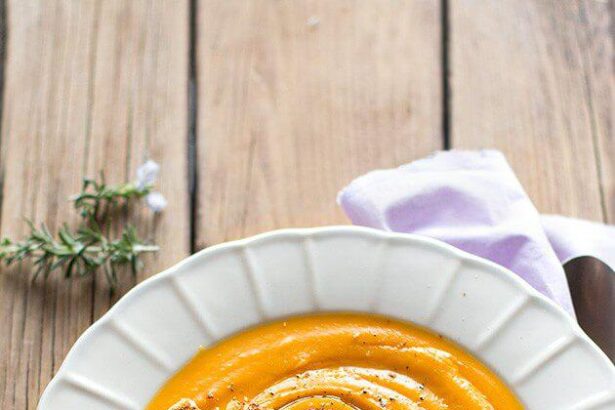 Vellutata di zucca , la ricetta semplice, leggera e super golosa - Ricetta di Tavolartegusto