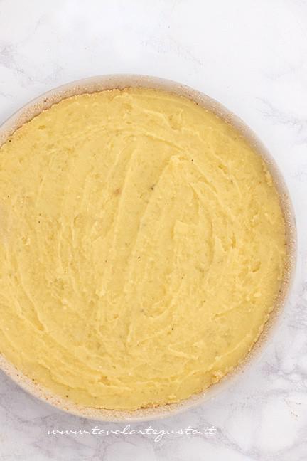Versare il composto di patate nello stampo - Ricetta Crostata di Patate