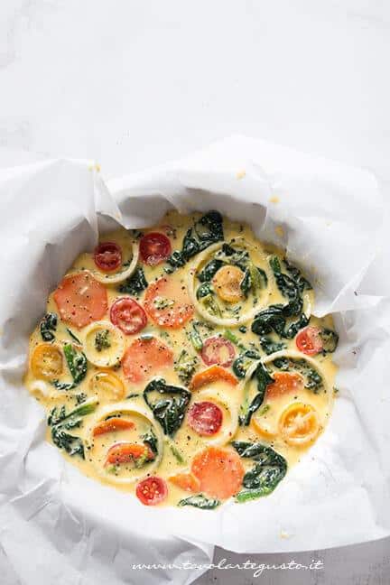 Versare la frittata di verdure in uno stampo - Ricetta Frittata di verdure al forno