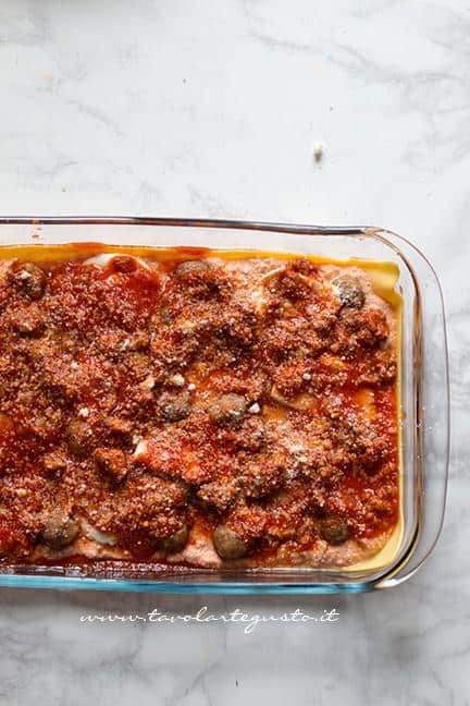 Assemblare le lasagne 3 - Ricetta Lasagna napoletana