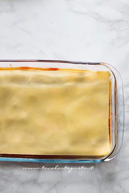 Assemblare le lasagne 4 - Ricetta Lasagna napoletana