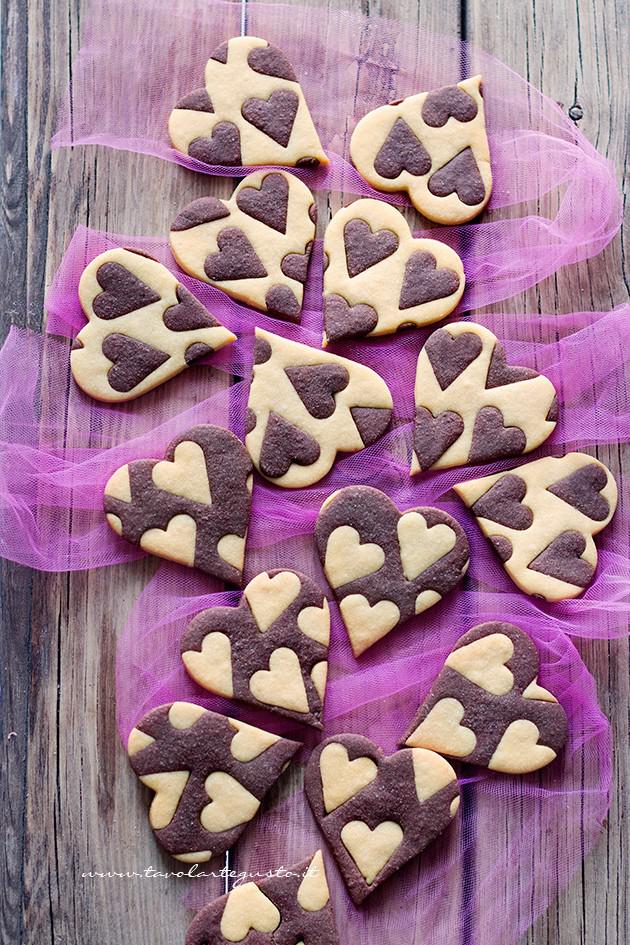 Biscotti vaniglia e cacao (Cuori bicolore) - Ricetta Biscotti vaniglia e cacao