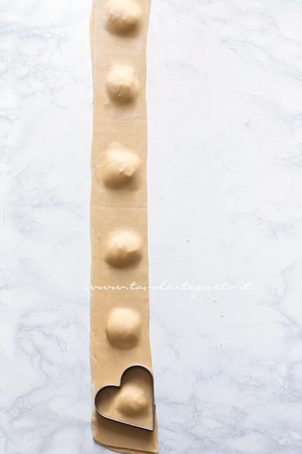Come intagliare la forma di cuore - Ricetta Ravioli a forma di cuore