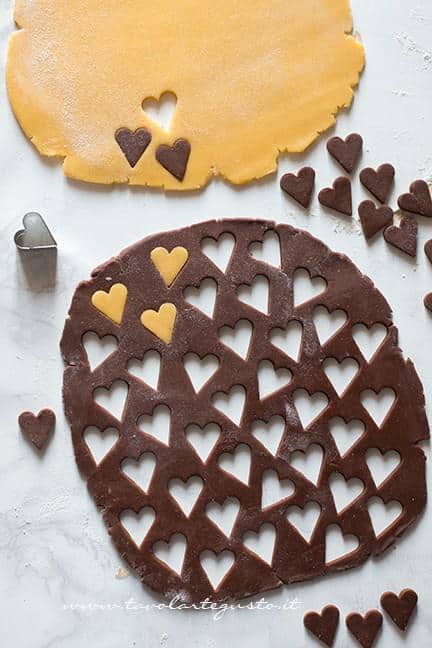 Intagliare con cuoricini la pasta frolla -Biscotti vaniglia e cacao