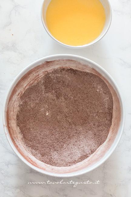 Mescolare le polveri e i liquidi - Ricetta Torta al cacao - Ricetta di Tavolartegusto